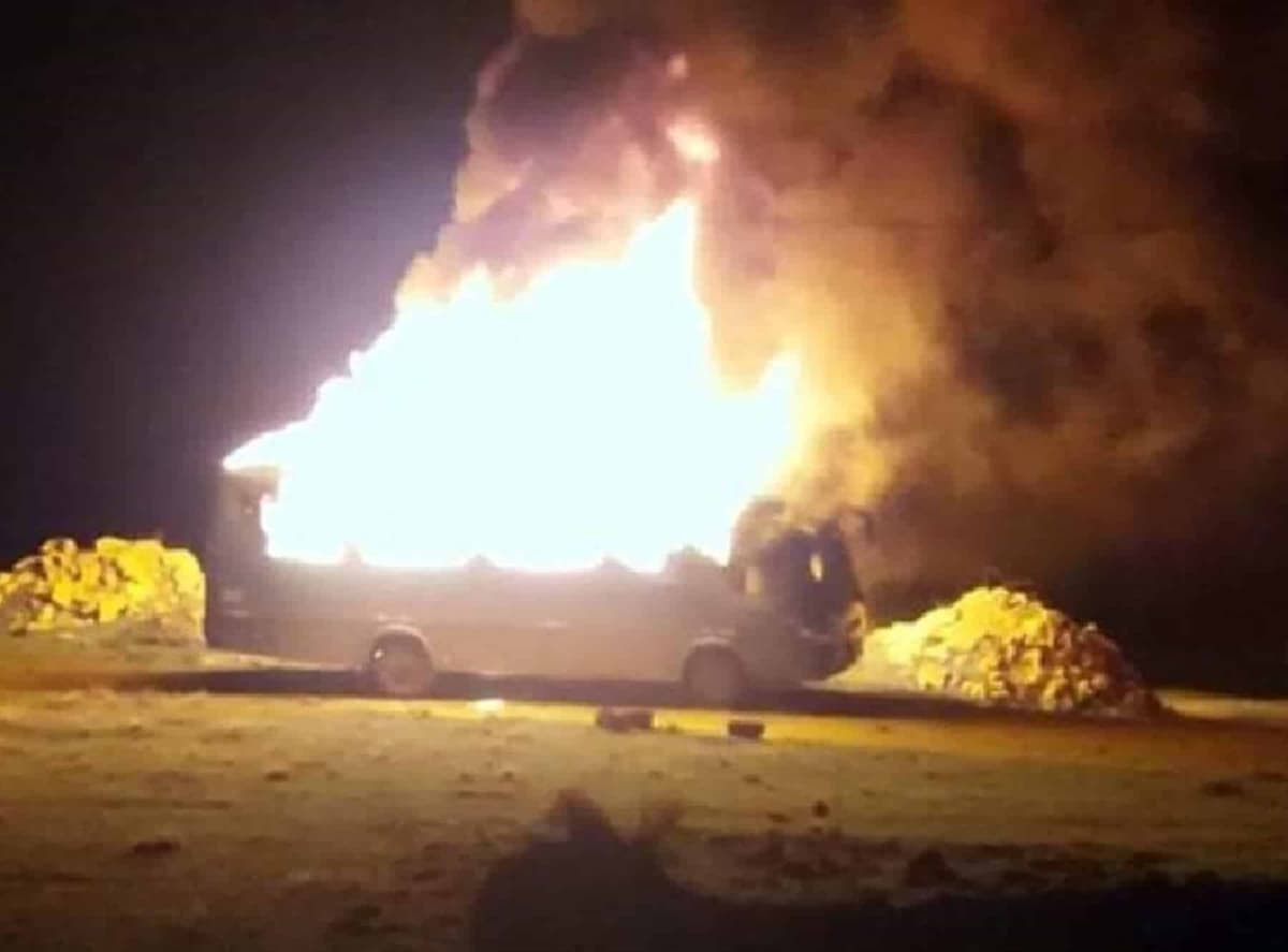 Manifestantes queman bus que trasladaba a personal policial en Cusco