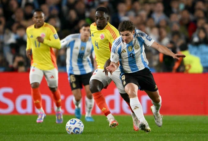 Argentina empata con Colombia en un partido intenso y con final dramático en el Monumental