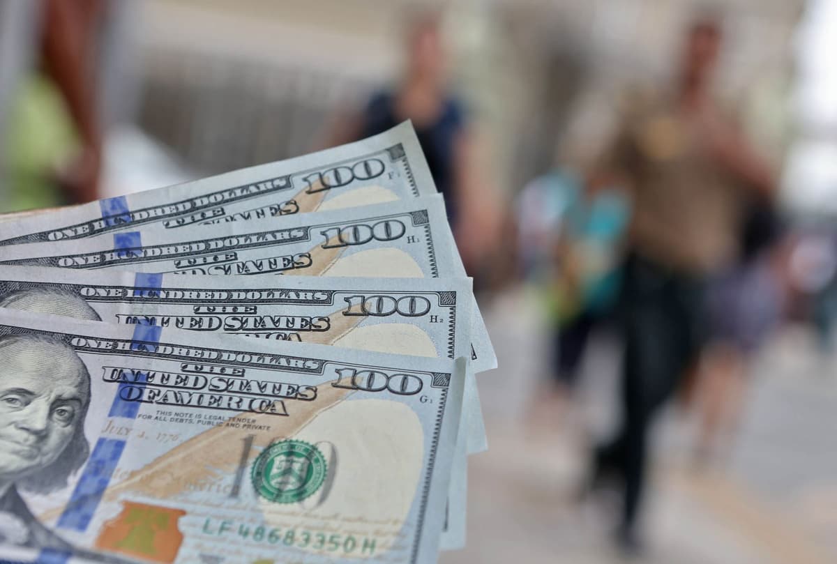 Moneda estadounidense cae mientras crece presión sobre economía norteamericana