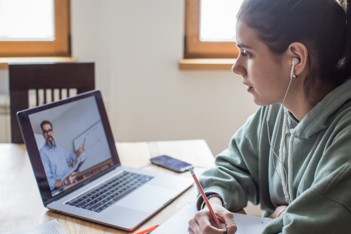 Universidades: clases presenciales solo en talleres y laboratorios