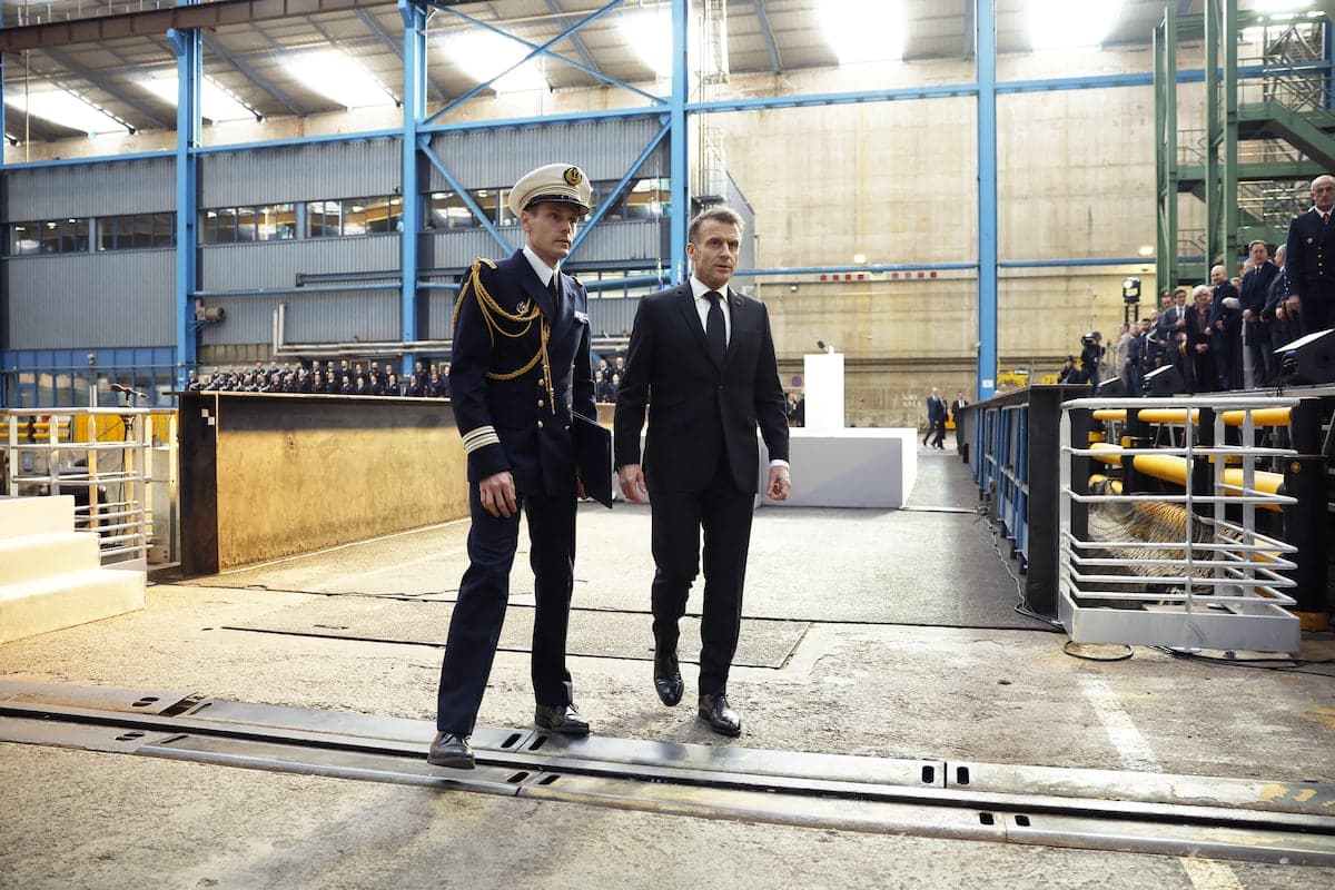 Francia cede base a EE UU, prohíbe atacar Irán