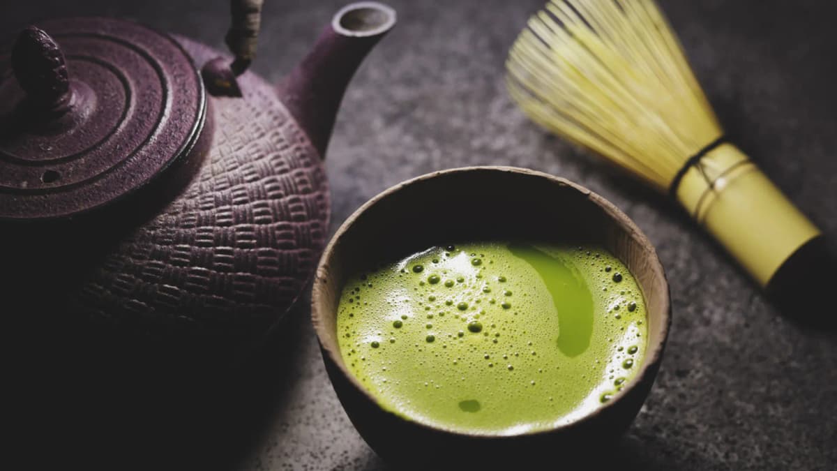 El matcha frena estornudos por alergia, revela estudio clave
