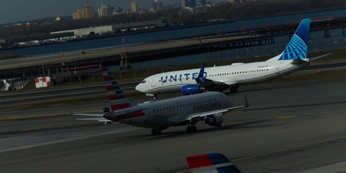 United Airlines recorta vuelos por guerra en Irán y combustible disparado
