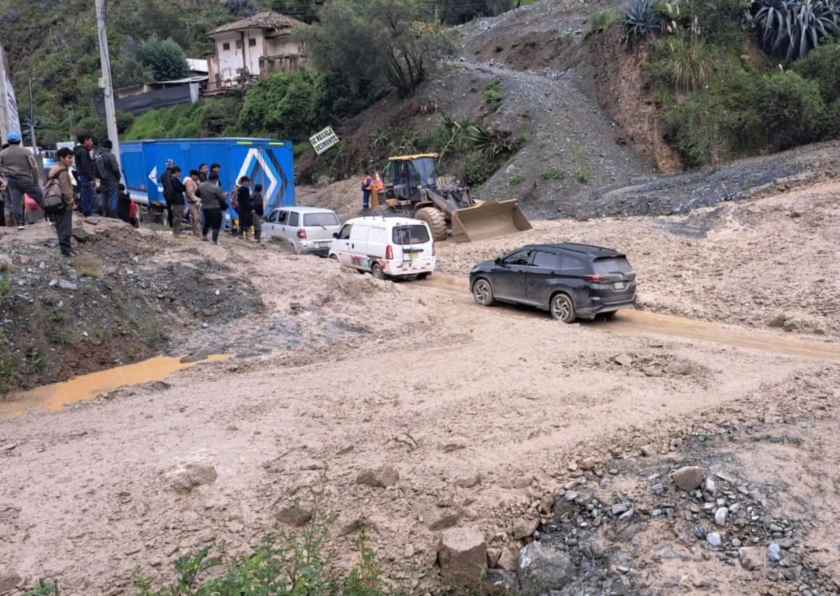 Nuevo huaico bloquea la Carretera Central en tramo Pasco-Huánuco y deja pasajeros varados