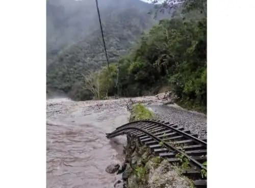 Huaico destruye tramo de vía férrea hacia Machu Picchu y suspende servicio por la ruta Hidroeléctrica