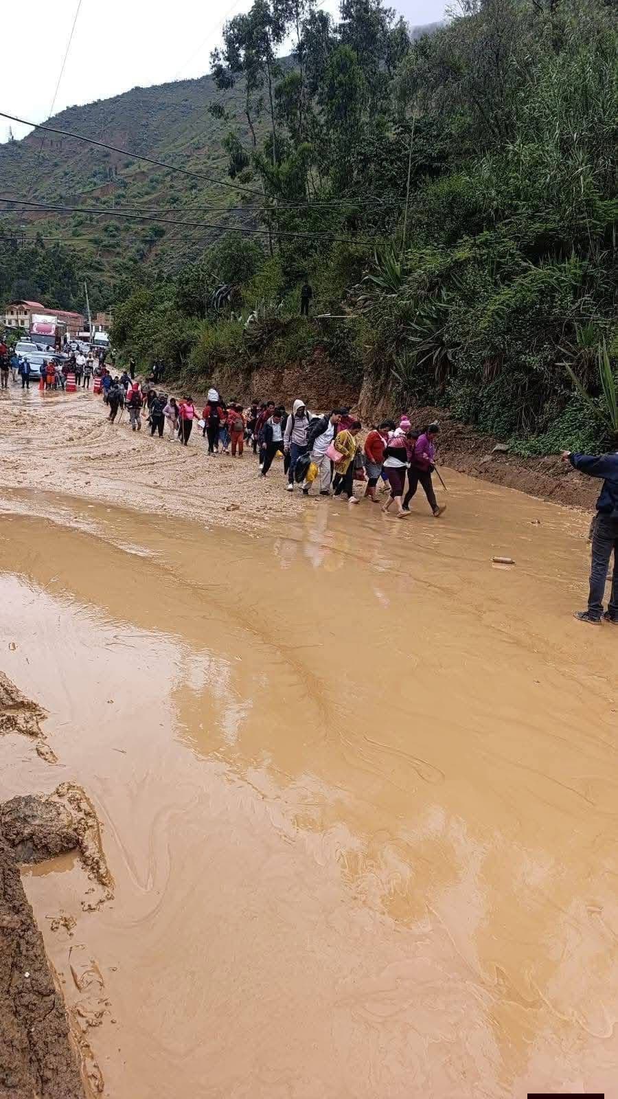Huaico en Huaracalla bloquea totalmente la Carretera Central y obliga a peatones a cruzar a pie