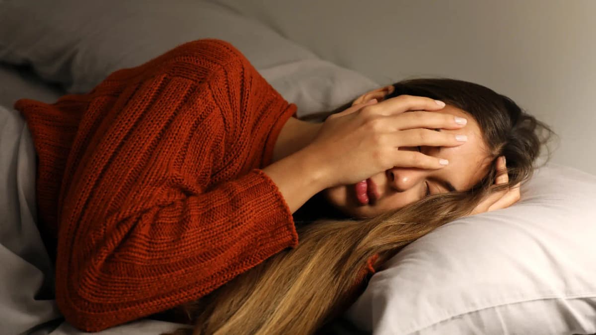 ¿Dormir poco te engorda? Expertos revelan cómo afecta metabolismo