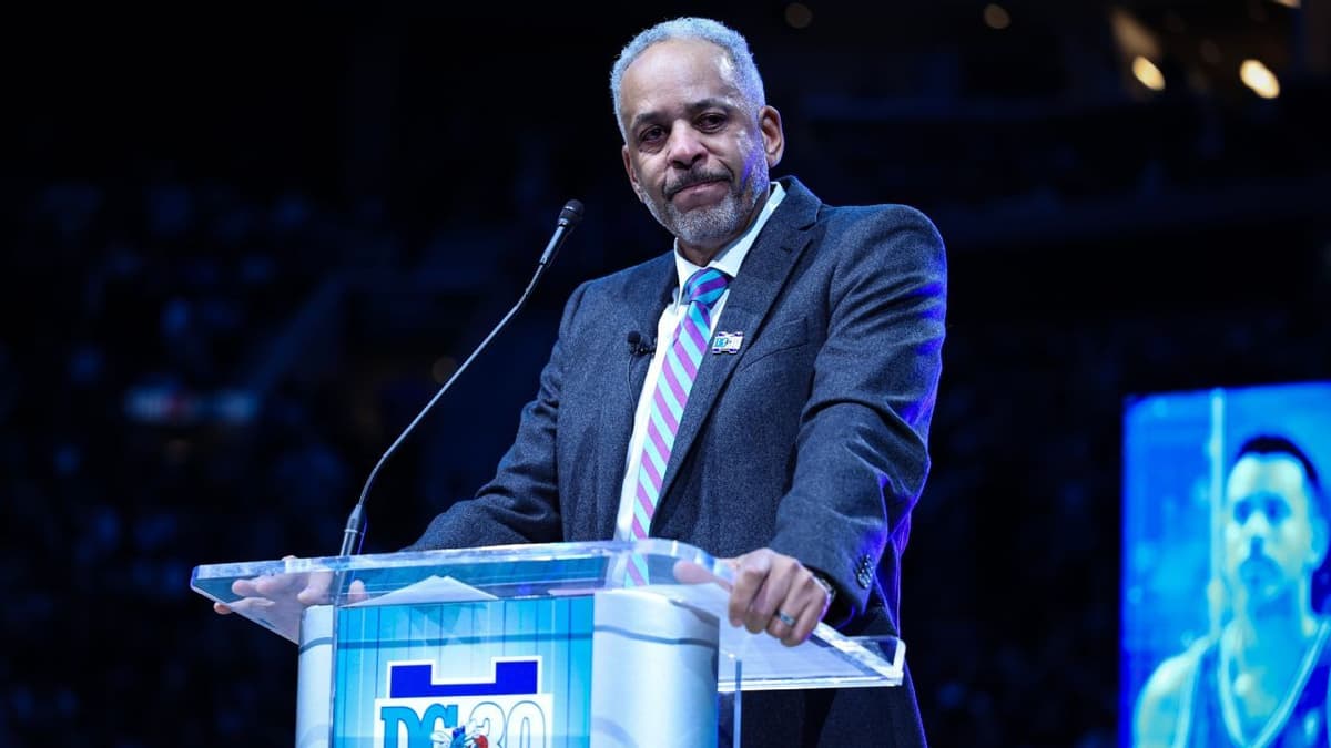 Dell Curry se emociona y llora al retirar su histórica camiseta 30