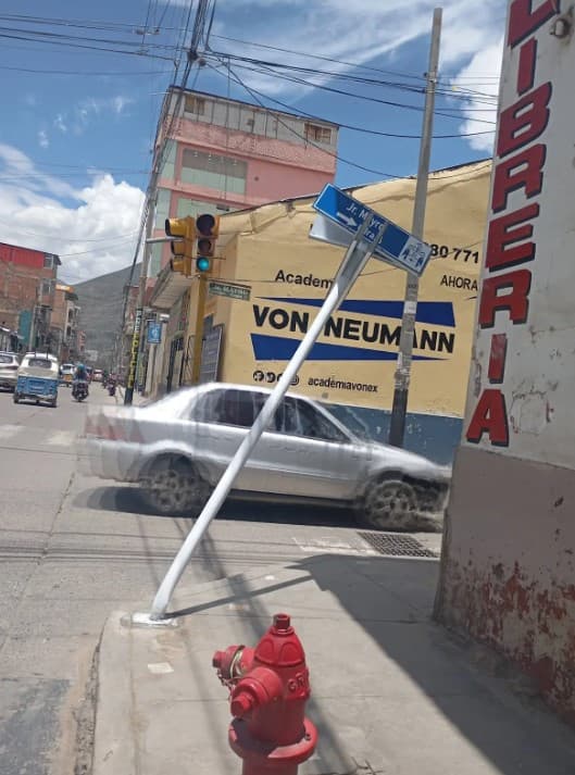 Alerta en jirón Mayro: señal municipal amenaza caer en Huánuco
