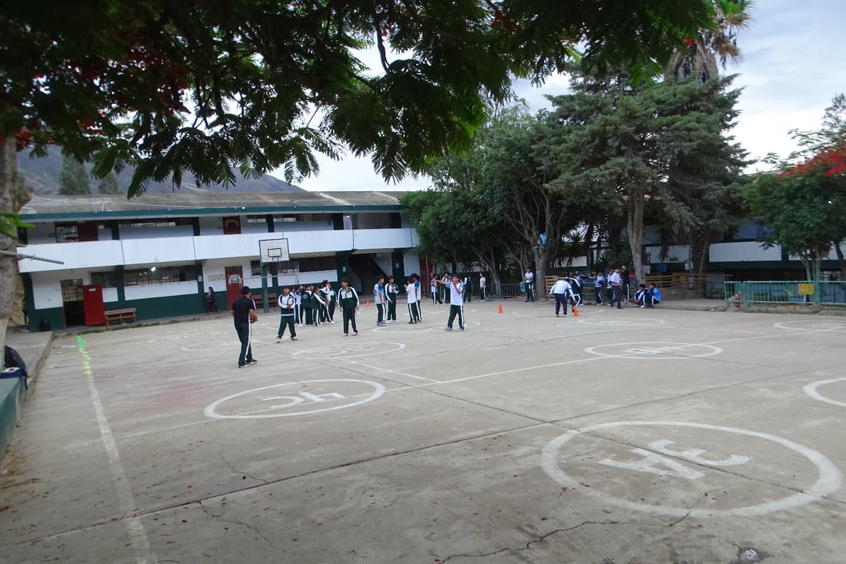 Colegio Javier Pulgar: Más de mil alumnos no podrán reubicarse y seguirán estudiando en infraestructura en emergencia 