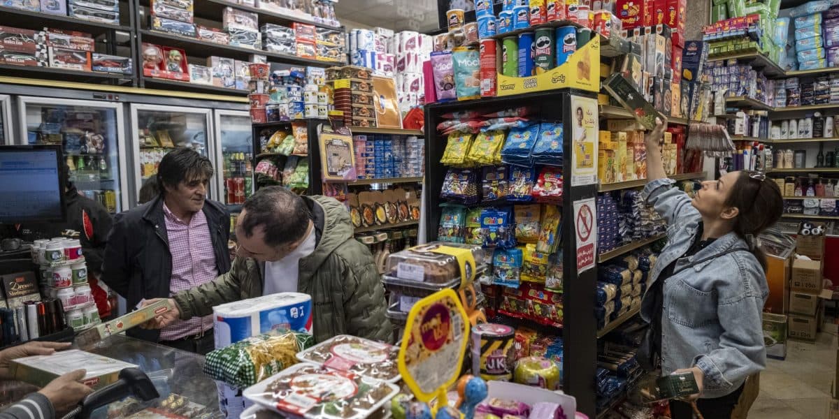Irán: Economía en crisis, precios 40% más, salarios peligran