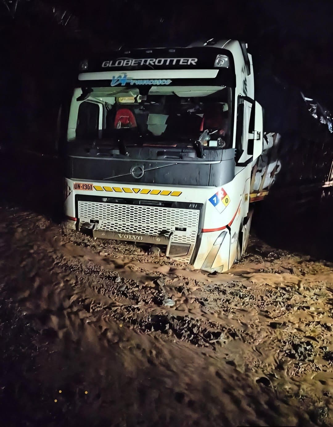 Tres huaicos bloquean la Carretera Central y dejan varado a tráiler en San Rafael