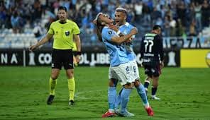 Cristal golpea a Junior y se acomoda en su grupo