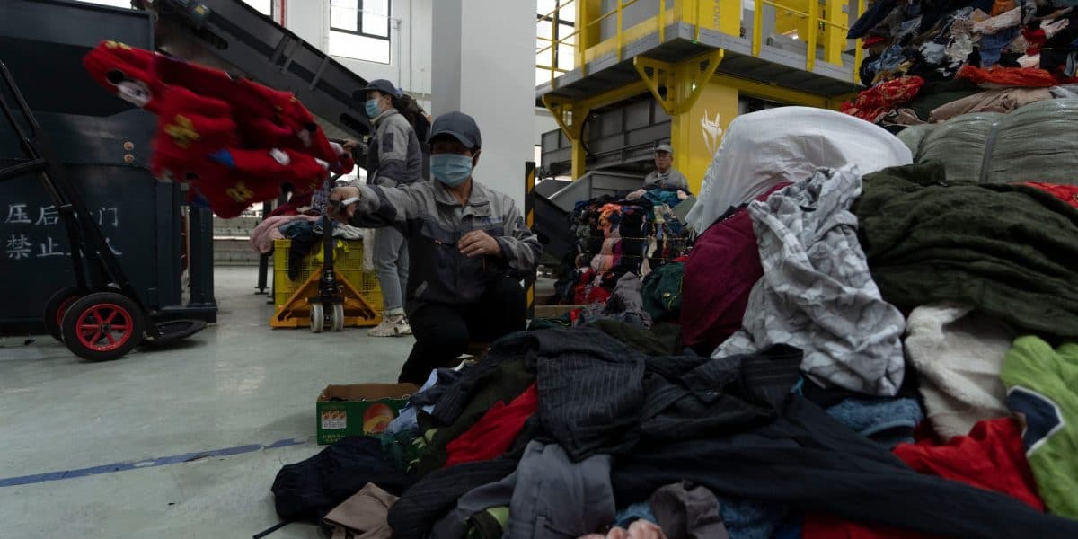 China: Robot IA clasifica 100 kilos de ropa en minutos