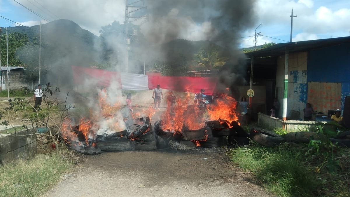 Desalojo en Naranjillo desata bloqueo de vías y enfrentamiento entre vecinos y Policía