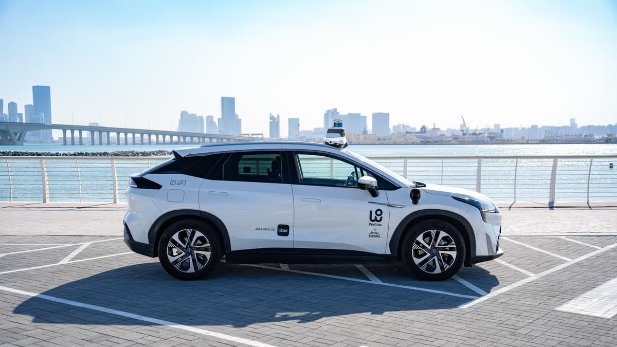 Robotaxis chinos avanzan en EAU pese a guerra Irán