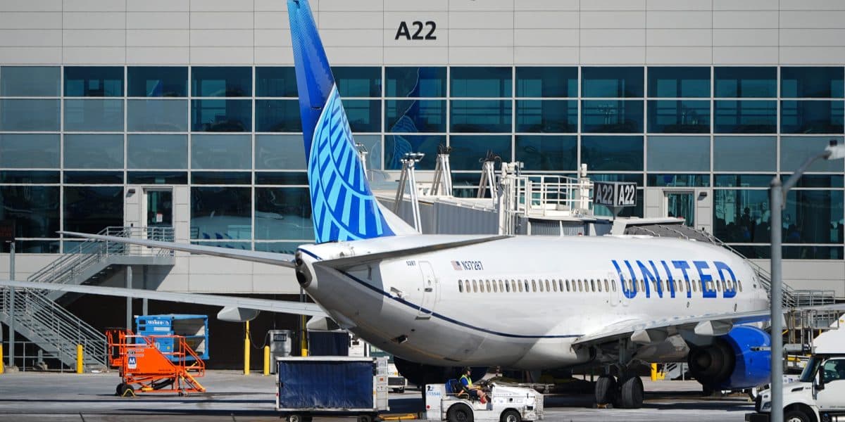 United Airlines: Guerra de Irán encarece $10 el equipaje por combustible