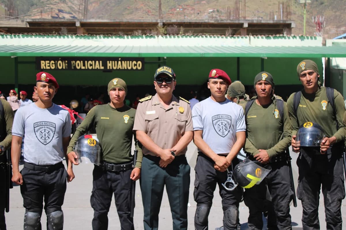 Policía finaliza curso de élite con marcha de resistencia