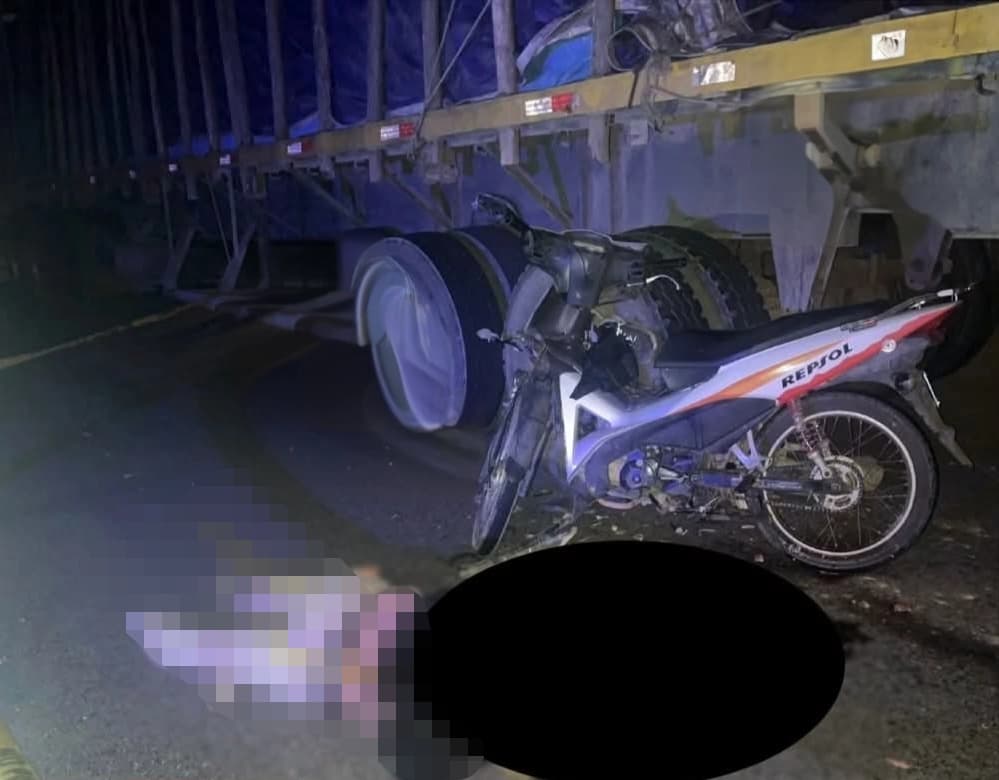 Joven en moto muere tras chocar con camión varado por huelga arrocera en Aucayacu