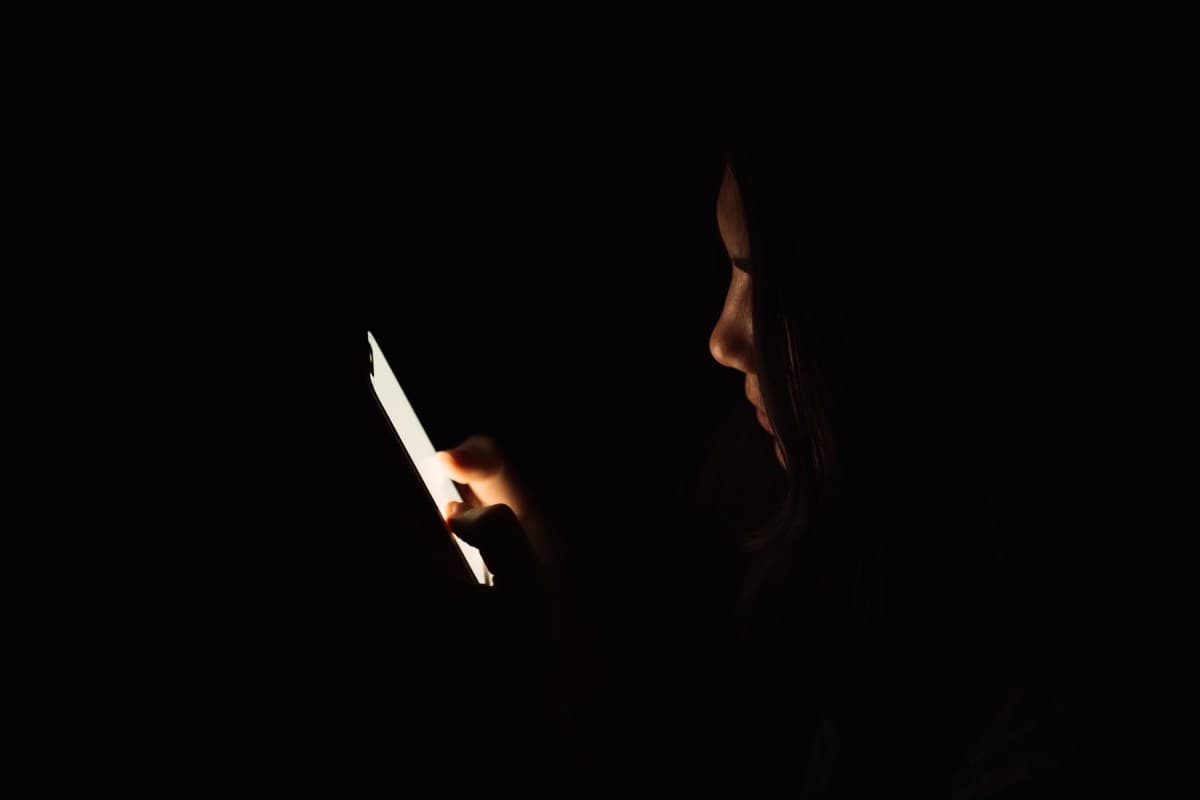 Características de teléfonos y aplicaciones pueden protegerte de software espiador