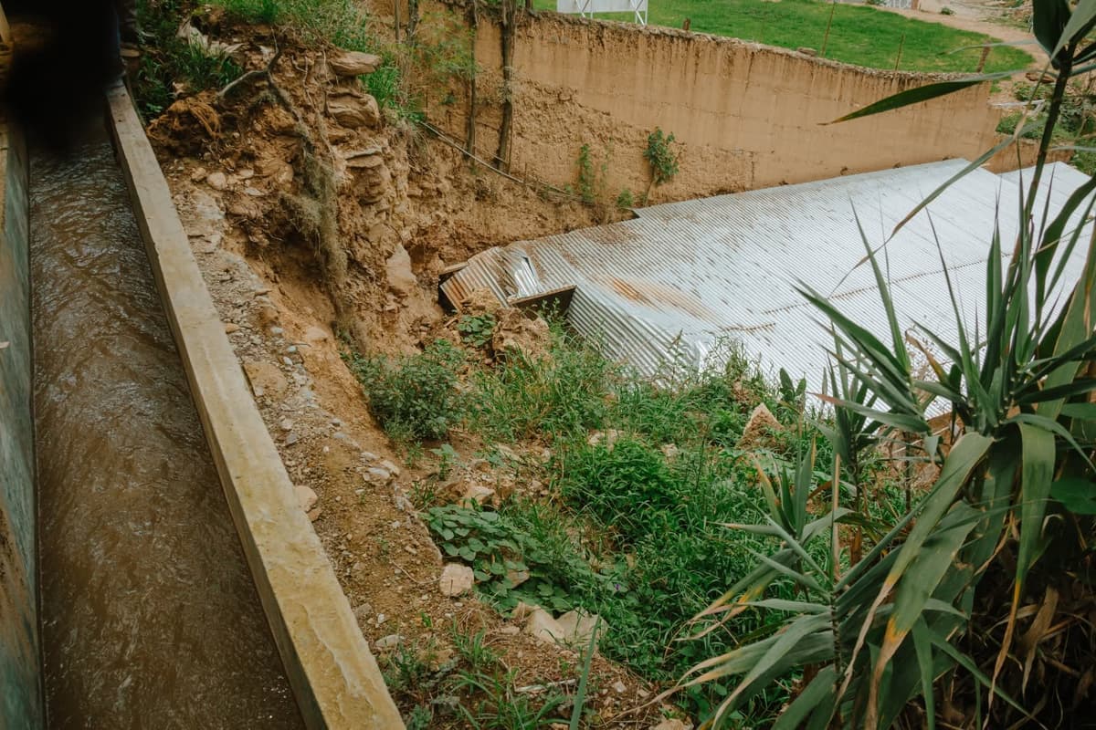 Canal de agua vencido y viviendas en zona de riesgo elevan presión sobre autoridades