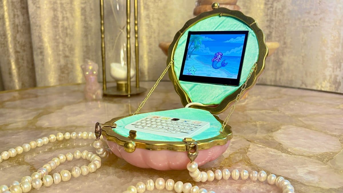 Convirtir tu bolso en un cyberdeck es la forma más divertida de resistir a la gran tecnología