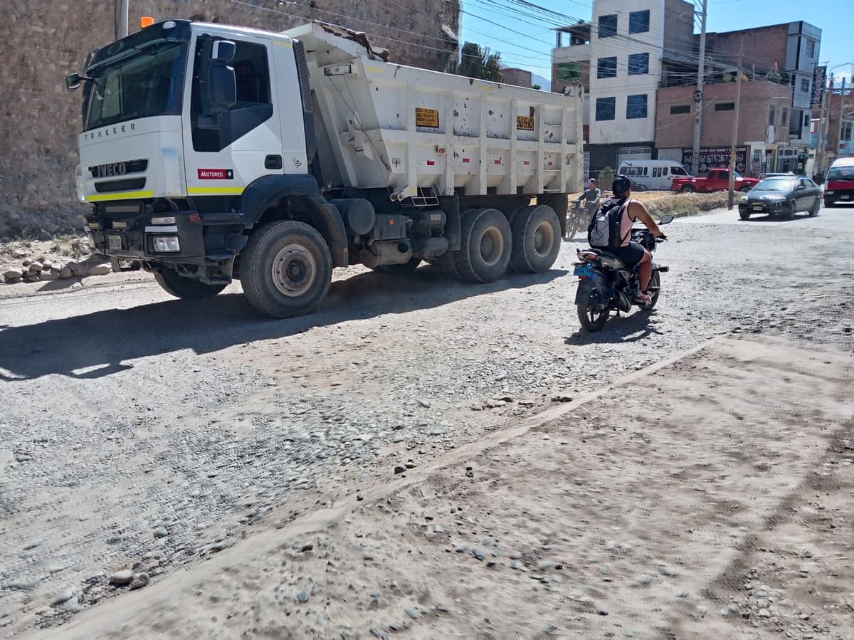 Vía alterna hacia Viña del Río presenta baches y pérdida de la carpeta asfáltica