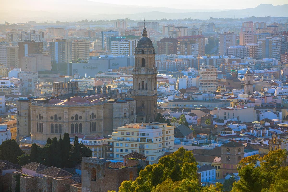 Málaga no prevé salidas en verano tras el ascenso, asegura administrador