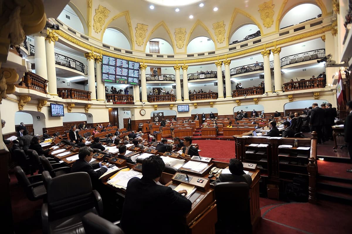 Proyecto de ley busca impedir que alcaldes salientes postulen como regidores