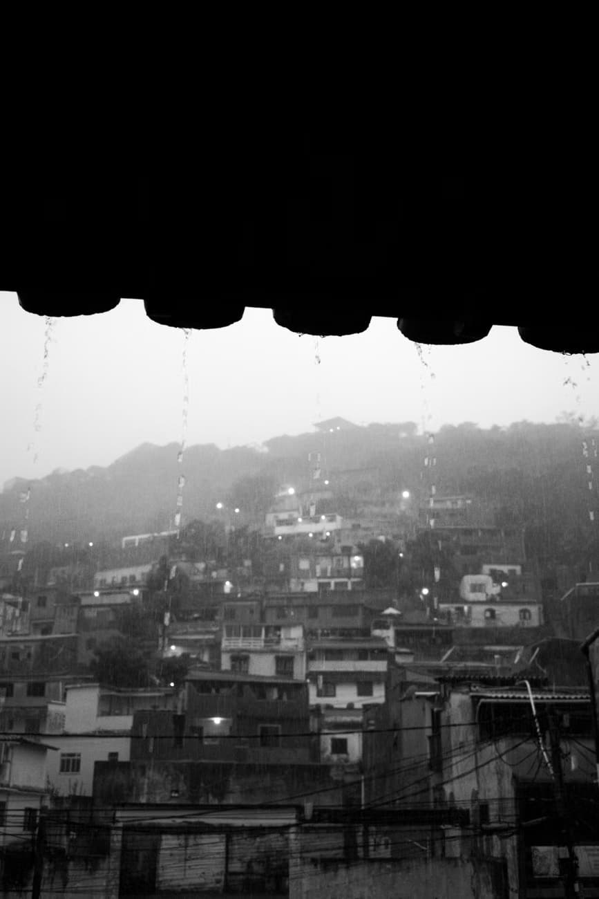 Llovizna sorprende a Lima: calles inundadas y tránsito complicado en varios distritos
