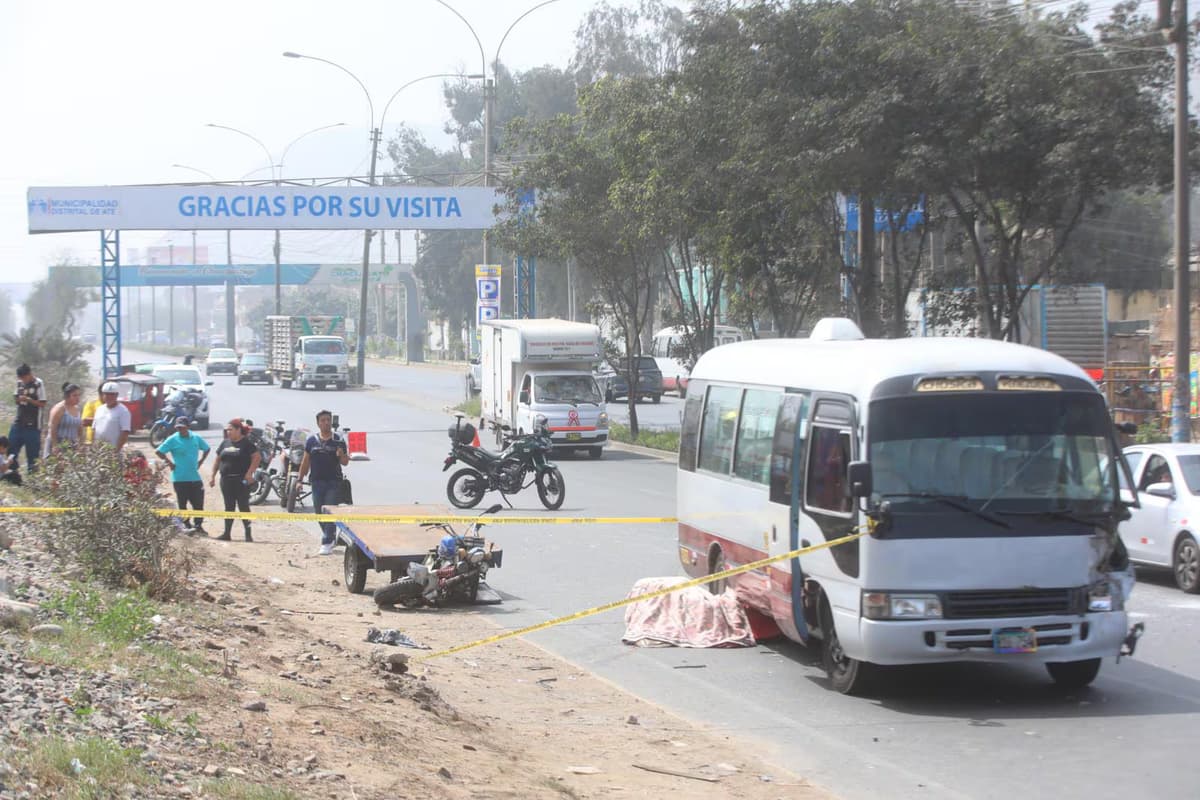Ate: dos cústeres chocan motocarga de esposos, matan a mujer de 69 años y choferes fugan