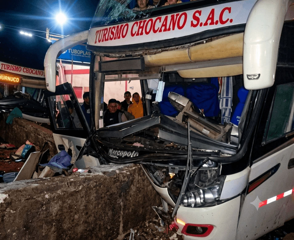 Bus interprovincial chocó violentamente contra muro y dejó varios heridos en carretera