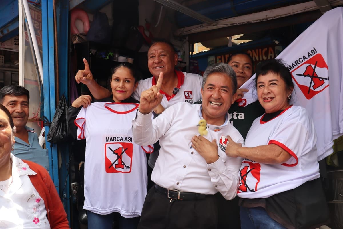 Enrique Pulgar recorre el Mercado Modelo y ofrece propuestas para comerciantes de Huánuco