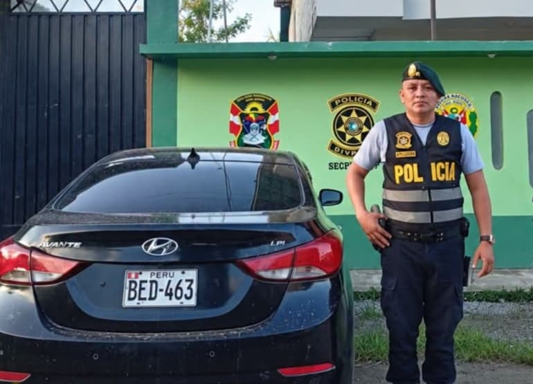 Recuperan automóvil robado que permanecía oculto entre maleza cerca de una chacra