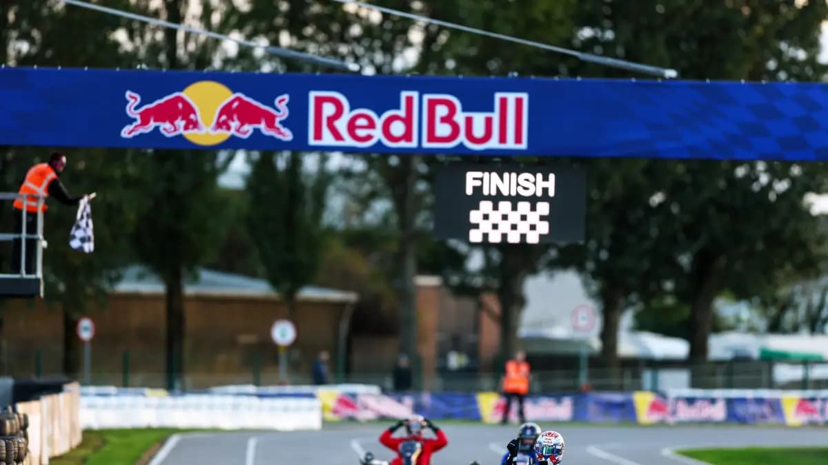 Verstappen gana en Silverstone tras adelantar a 100 rivales en una carrera de karts