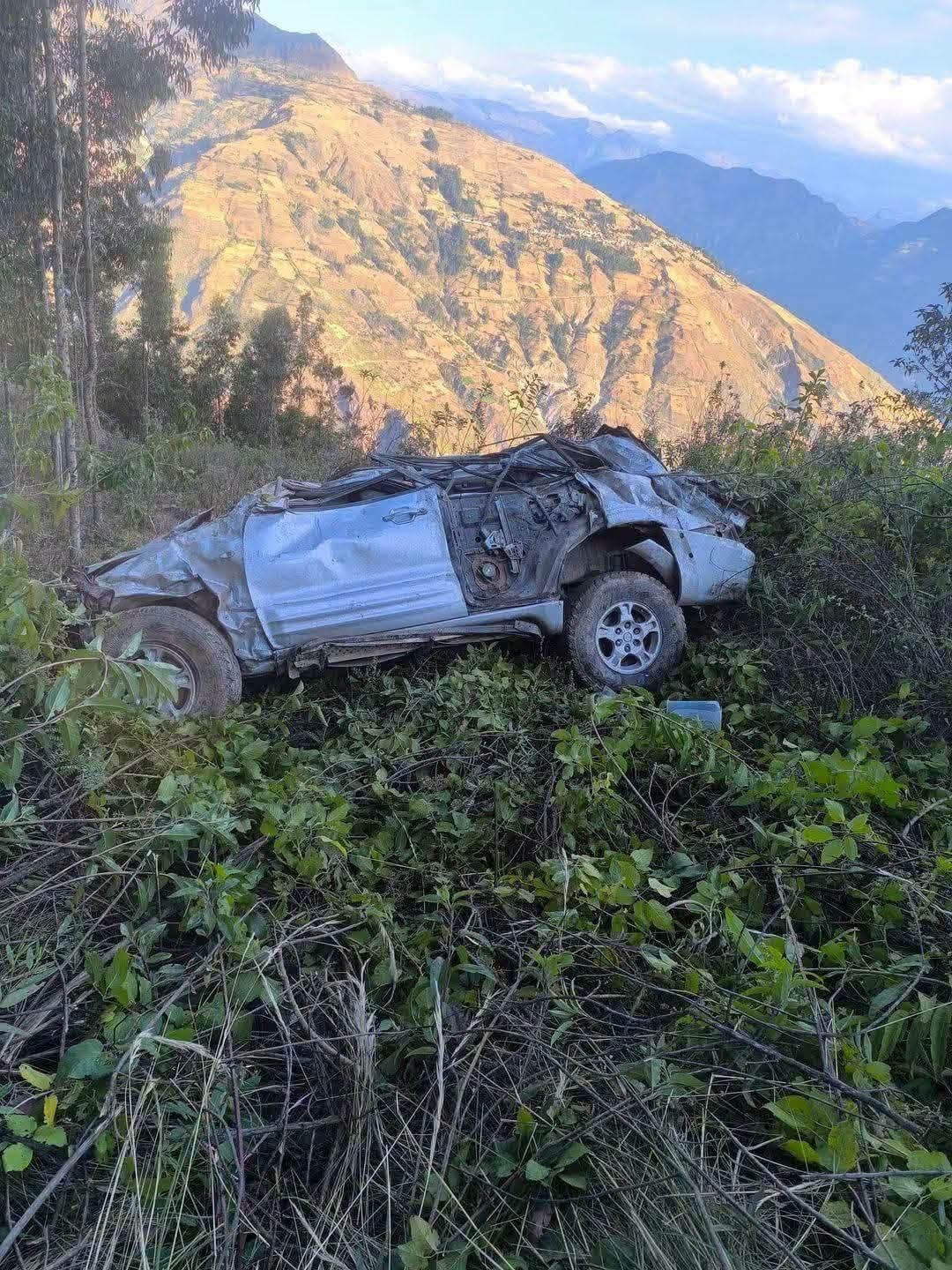 Despiste de miniván deja un fallecido y un herido durante dramático accidente vial
