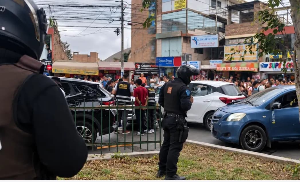 Detienen a seis policías tras denuncia y encuentran rastros de dinero marcado en automóvil