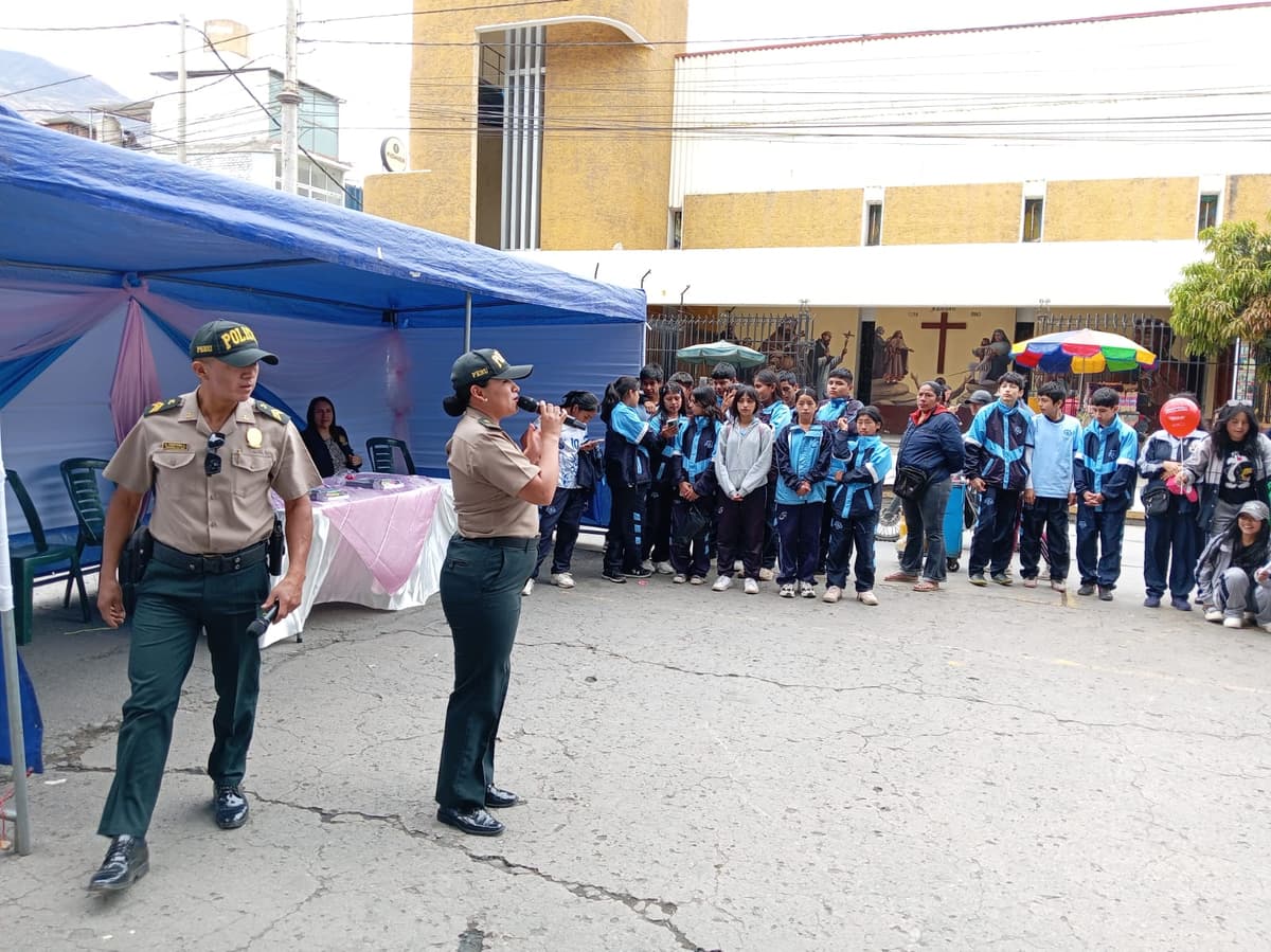 Policía Comunitaria lleva música y mensaje a escolares de Huánuco