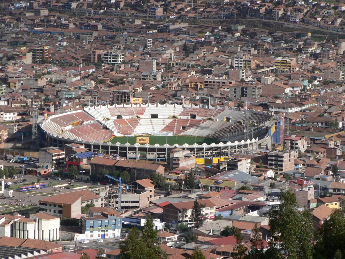Pulgar coloca primera piedra de estadio en Supte San Jorge
