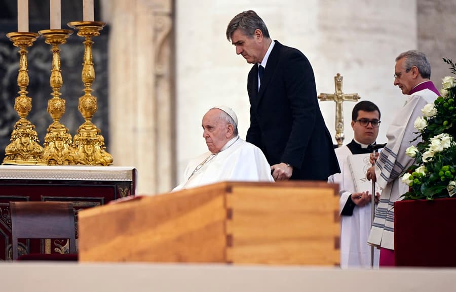 Actualización Dolientes se despiden solemnemente del Papa Francisco