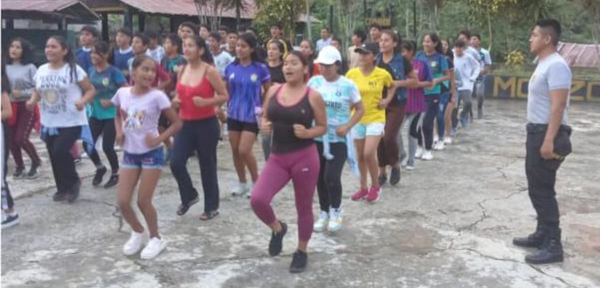 Policías preparan a jóvenes y adolescentes para postular a la escuela policial