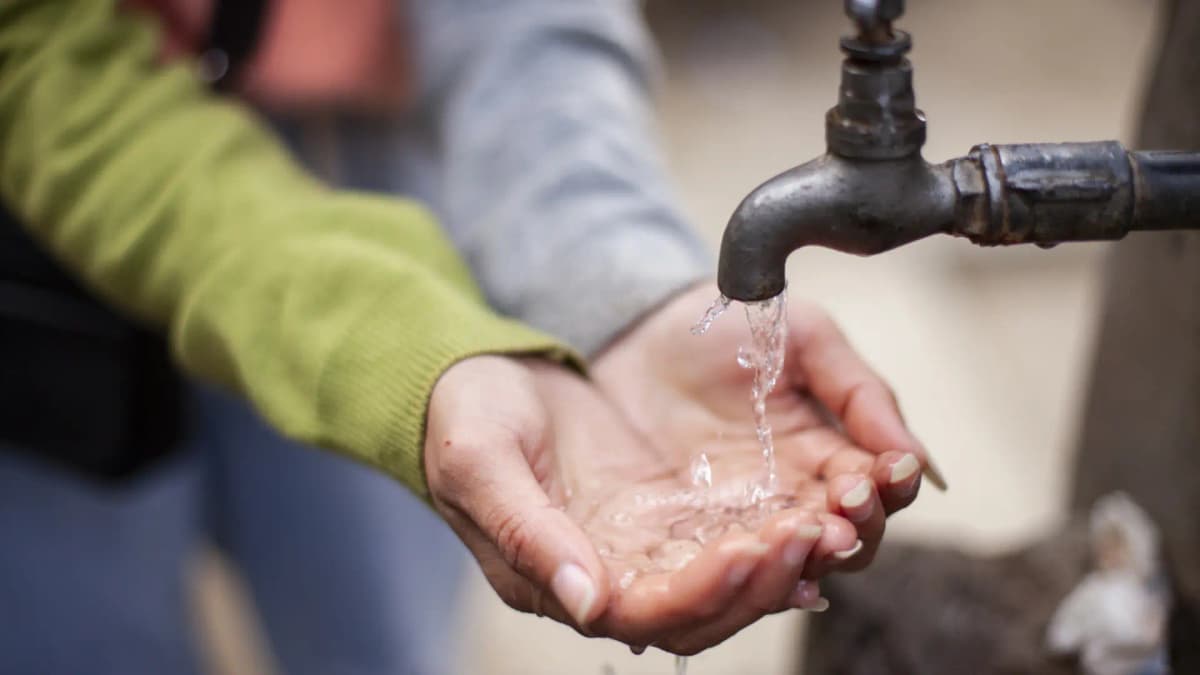 El grave riesgo de infecciones serias al beber agua del grifo en muchos destinos internacionales.