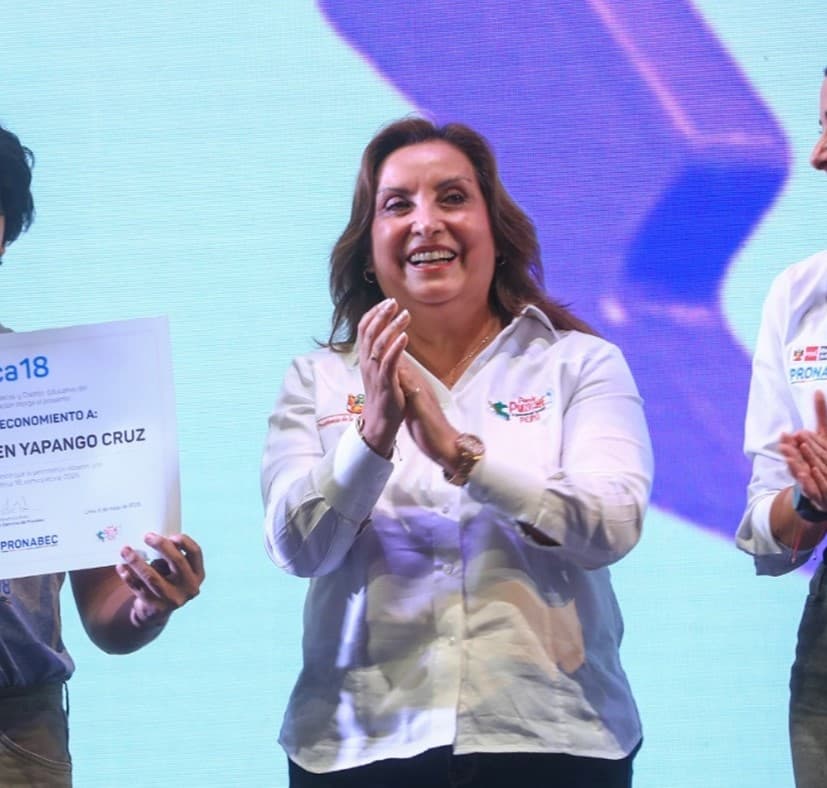 Estudiantes de Beca 18 abuchean a Dina Boluarte durante acto oficial en Lima