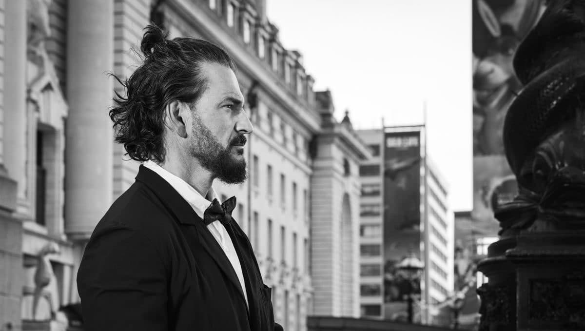 El cantante guatemalteco Ricardo Arjona lanzó al mercado "Negro" su último álbum