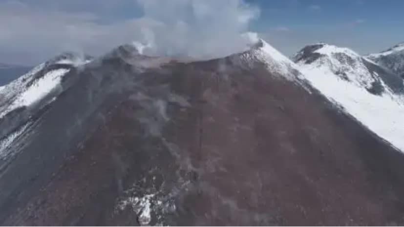 Explosión en el Sabancaya: IGP reporta columna de ceniza de 3,400 metros y alerta por dispersión