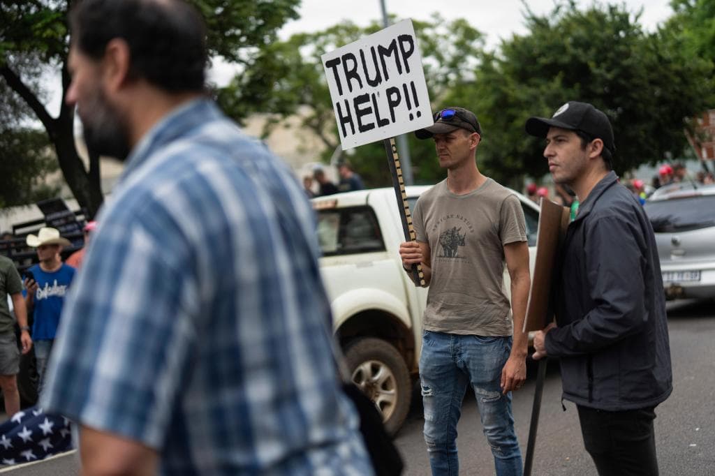 Cómo Trump llegó a respaldar a los sudafricanos blancos