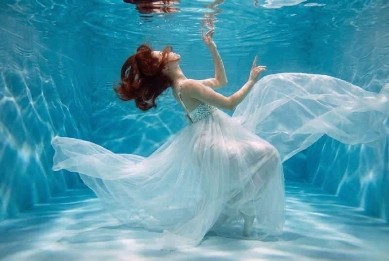 Soñar con agua: 9 significados según si es limpia, sucia, de mar o te arrastra