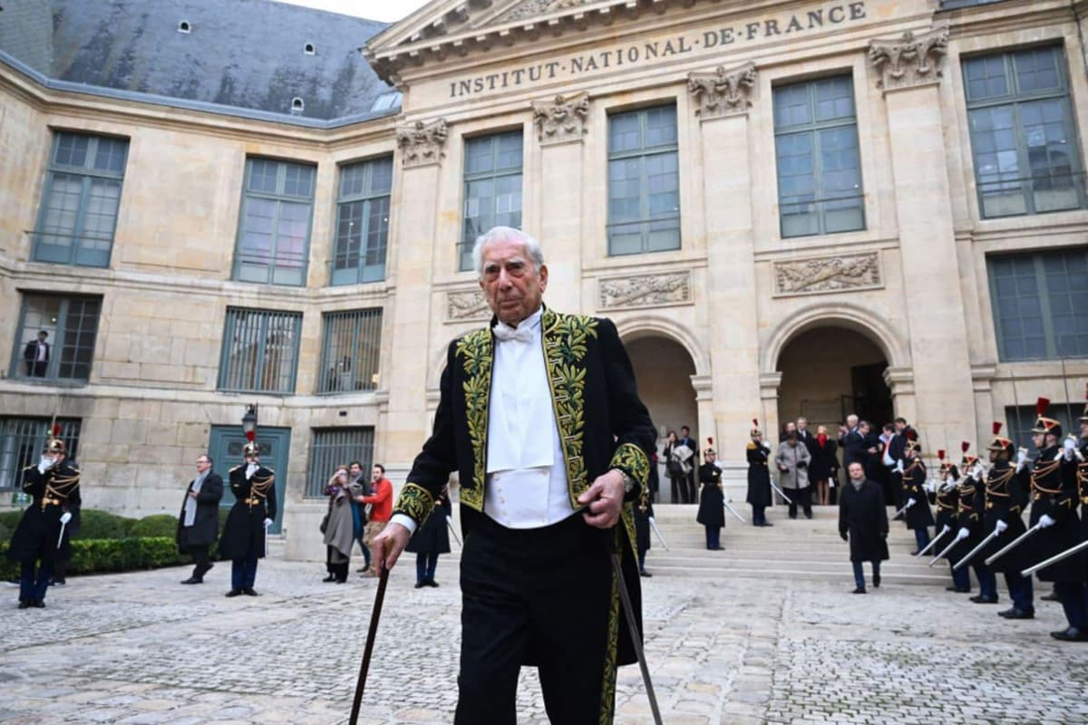 Mario Vargas Llosa se convierte en el primer escritor hispano en ingresar a la Academia Francesa
