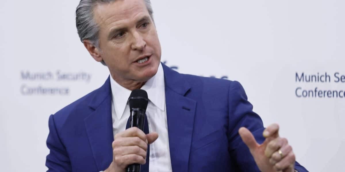 Newsom urge a aliados europeos: Trump es pasajero