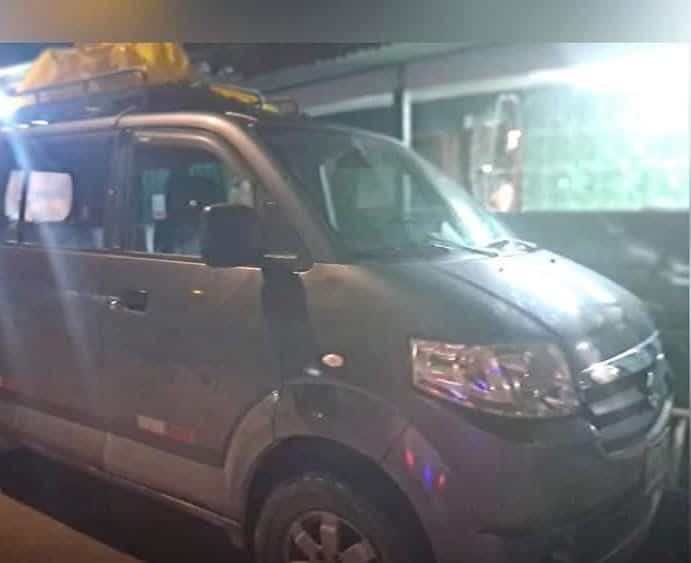 Trágico accidente en Chaglla: Tronco cae sobre minivan y causa la muerte de pasajero